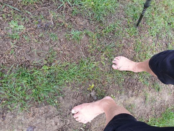 marche pieds nus sur piste terreuse en forte côte